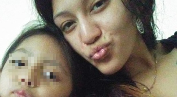 Usa, mutila e uccide la figlia di 5 anni: nella foto segnaletica ride e si beffa della polizia