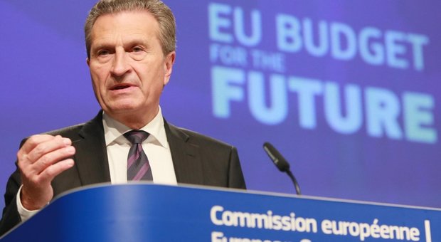 Spread, il commissario Ue Oettinger: «Dai mercati segnali agli italiani». Scoppia la polemica, poi le scuse