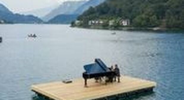Il concerto di pianoforte al centro del lago