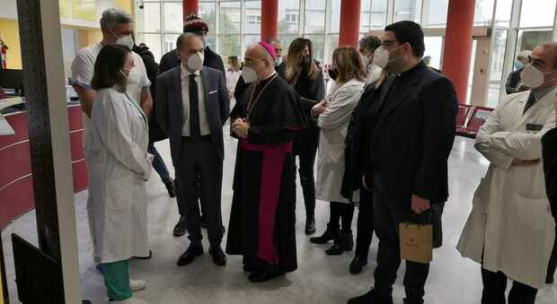 Il nuovo vescovo di Caserta, Lagnese, inizia il suo mandato dall'ospedale (foto Frattari)