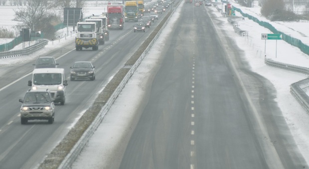 Neve sulle montagne del Fvg: protezione civile al lavoro e riischio valanghe. Disagi sull'autostrada A23 Udine-Tarvisio