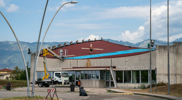 Il tetto scoperchiato di una delle fabbriche travolte dalla tromba d'aria