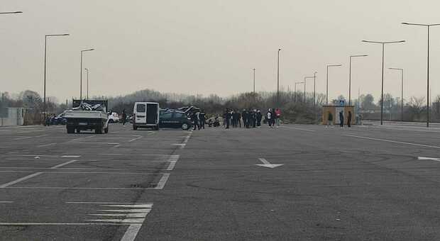 Sfide e gare di moto nella zona industriale: i carabinieri bloccano il raduno