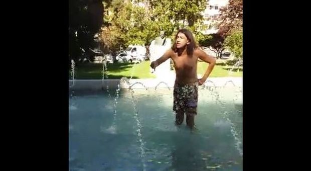 Il "disturbatore" Paolini si tuffa nella fontana di piazza Italia "Il sindaco Marino impari da Pescara"