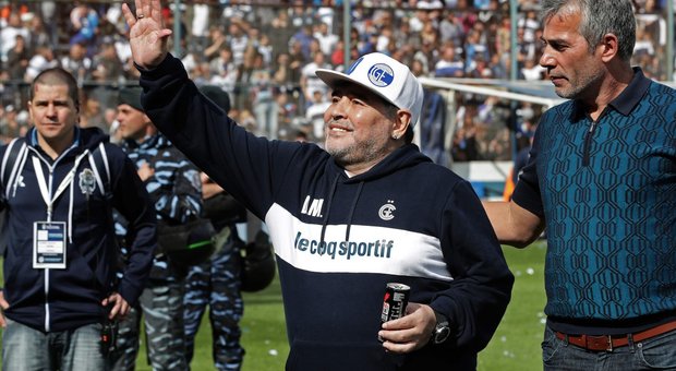 Argentina, Maradona al Gimnasia: a La Plata è già Diego mania Video