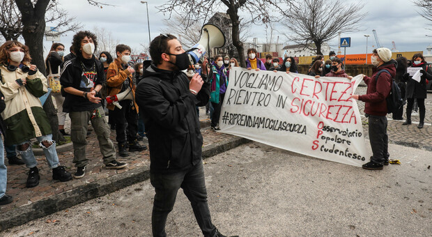 Studenti in piazza a Napoli: «Siamo ignorati dalle istituzioni. Vogliamo tornare in aula per costruire il nostro futuro»