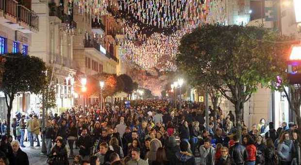 Luci d'artista, terzo weekend con record: fiume di folla nel centro di Salerno