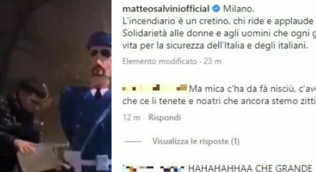 Manichino di un poliziotto dato alle fiamme, Salvini posta il video: «L’incendiario è un cretino, chi ride e applaude è pure peggio»