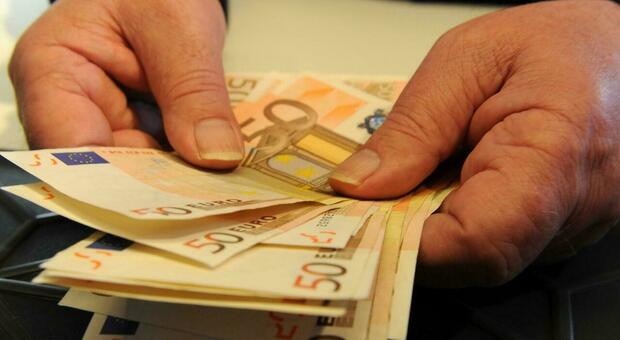 Esce con 1600 euro in tasca per paura dei ladri ma perde la busta con i soldi: «Ricompensa chi li ritrova»