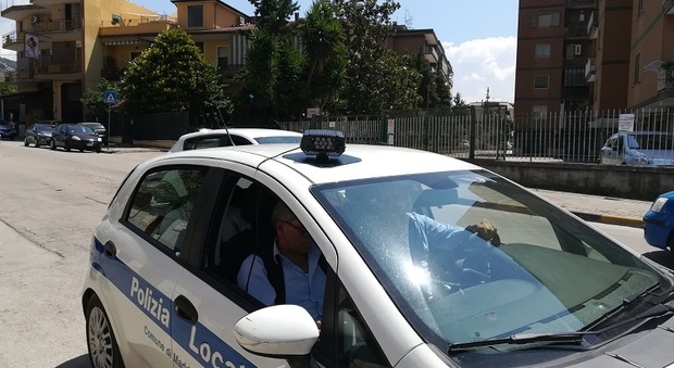 Un'auto della polizia a Salerno