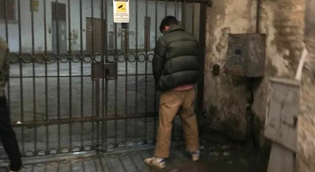 Foro Annonario trasformato in toilette a Senigallia: sorpresi a fare la pipì, multati 12 giovani