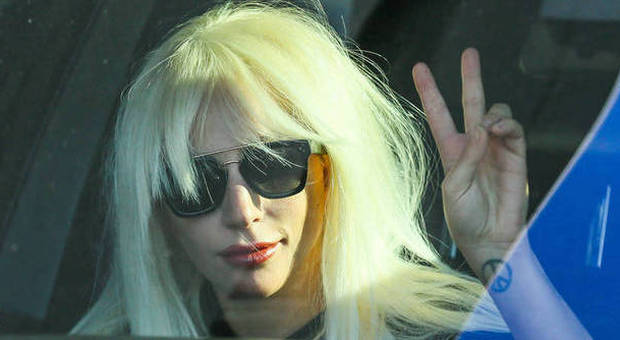 Lady Gaga casual in aeroporto: look spettinato e shorts