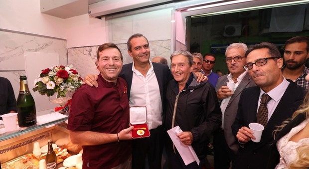 Napoli, il sindaco premia la macelleria Tortora: «Settant'anni di attività in una città difficile»
