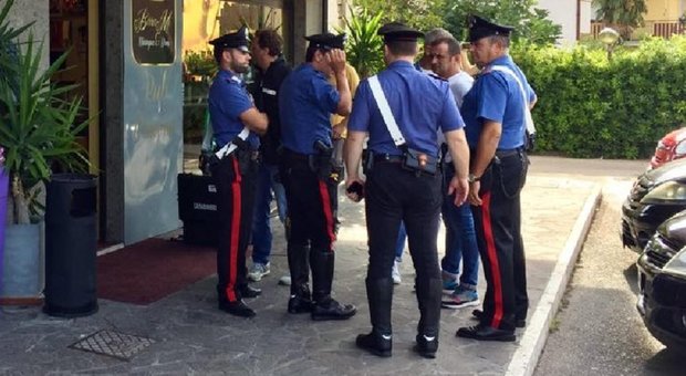 Montesilvano, carabinieri suonano per arrestarlo lui armato usa il figlio come scudo per scappare: preso