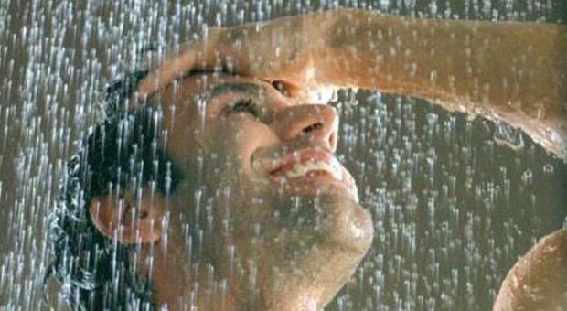"Fare la doccia tutti i giorni è sbagliato", ecco ​la frequenza ideale secondo i dermatologi