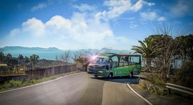 Il bus turistico scoperto sulla via del Gran Cono del Vesuvio