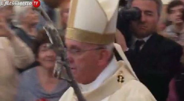 Ostia, Papa Francesco a Regina Pacis, l'entusiasmo dei fedeli: «Sei uno di noi»
