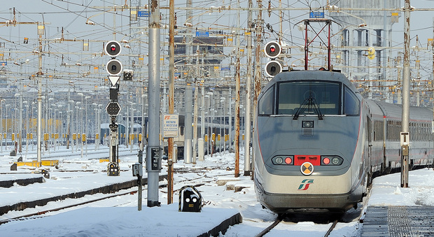 Sisma, treno bloccato a San Severino Bus sfida la neve e salva passeggeri