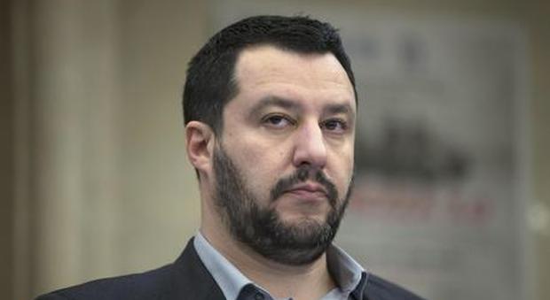 Milano, gelataia si rifiuta di servire Salvini: «E' un razzista». E lascia il lavoro