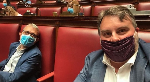 Il renziano Nobili, selfie alla Camera con Giachetti: ma il naso è fuori dalla mascherina FOTO