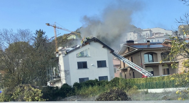 Tetto a fuoco, distrutto un appartamento a Bazzano