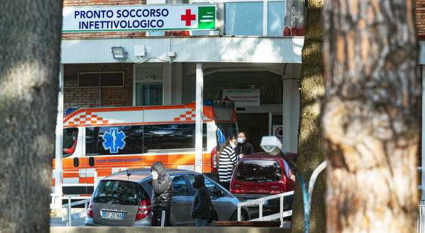 Covid in Campania, oggi 16.512 positivi e sette morti: indice di contagio al 14,18%, aumentano ancora ricoveri e terapie intensive