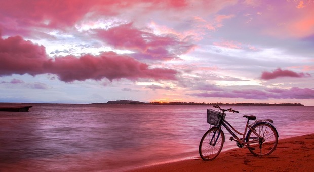 Sabbia rosa, verde o rossa? Ecco le spiagge più colorate del mondo, dove volare questa estate