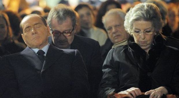 Berlusconi, Elsa Antonioli e dietro Roberto Maroni