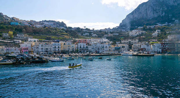 Turista muore in aliscafo tra Napoli e Capri: è infarto fulminante