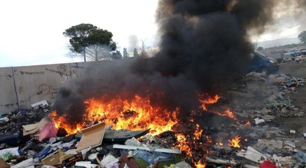 Roma, il business dei roghi tossici smaltiti nei campi rom: «C'è un patto con i demolitori»