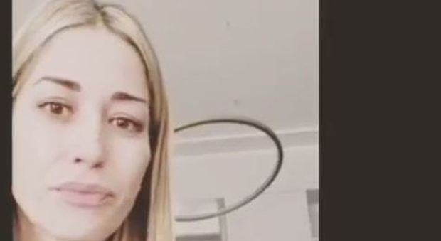 Elena Santarelli piange su Instagram per il male del figlio: «Un errore mostrarmi così forte»