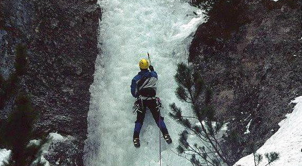 Va in montagna per scalare una cascata di ghiaccio: precipita e muore