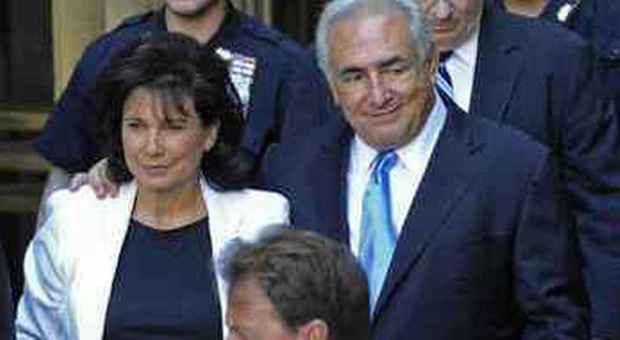 Strauss- Kahn con la moglie (foto Louis Lanzano - Ap)