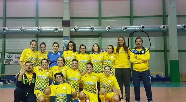 Stefano Colasanti, ultimo a destra, allenatore delal squadra femminile del futsal Cittaducale (Foto della stagione 2017/18)