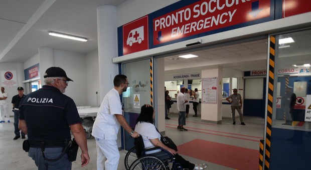 Napoli, Ospedale del Mare nel caos: due medici per trenta malati