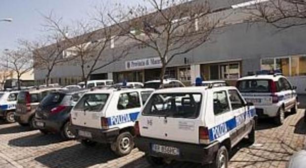 Gli agenti della polizia provinciale trovano 1.700 euro persi da un anziano