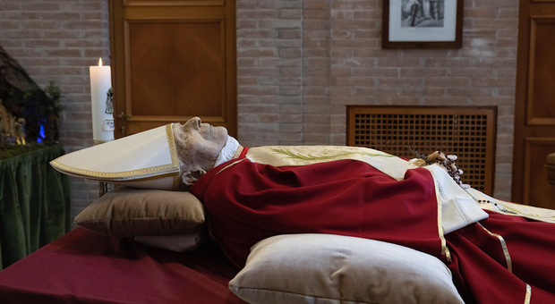 Le prime immagini della salma del pontefice emerito Benedetto XVI nella camera ardente allestita al monastero vaticano