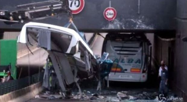 Autobus pieno di studenti 'decapitato', troppo alto per il tunnel: 30 feriti