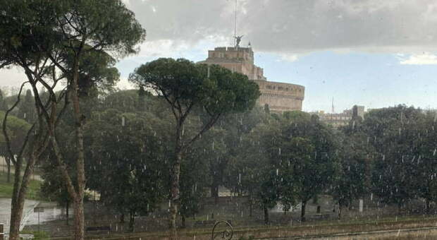 Maltempo Roma, bomba d'acqua nel pomeriggio: grandine e traffico in tilt. Previsioni e zone colpite