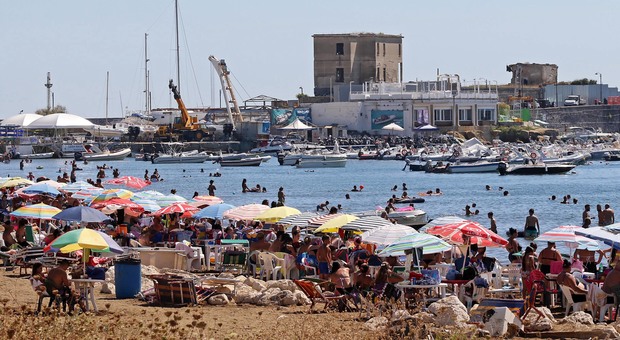 Napoli, spiagge libere senza regole: folla e caos da Posillipo a Bagnoli