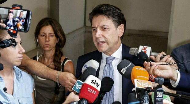 Conte su Draghi: «Premier tecnico non può attaccare i partiti, siamo al governo per gli italiani non per lui». E Taverna accusa Grillo