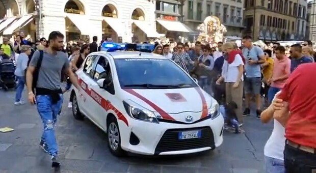 Firenze, auto dei vigili piomba sulla processione: nove feriti, tra cui due bambine