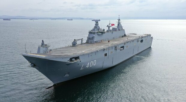 Tgc Anadolu, la Turchia vara la più grande nave da guerra: dai caccia senza pilota, alle sale operatorie. A cosa servirà la nuova portaerei