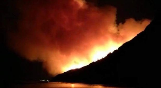 Notte di paura a Fiorenzuola: «Aiuto fuoco sale verso di noi. Pompieri eroi»