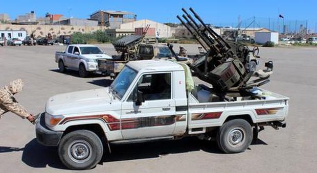 Libia, colpi d'artiglieria a Tripoli: morti due bimbi. Ministero salute: granate vaganti. Tv Qatar: «Spari di Haftar»