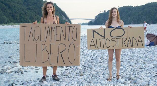 Ambientalisti in costume da bagno sul fiume Tagliamento contro l'autostrada Cimpello-Gemona