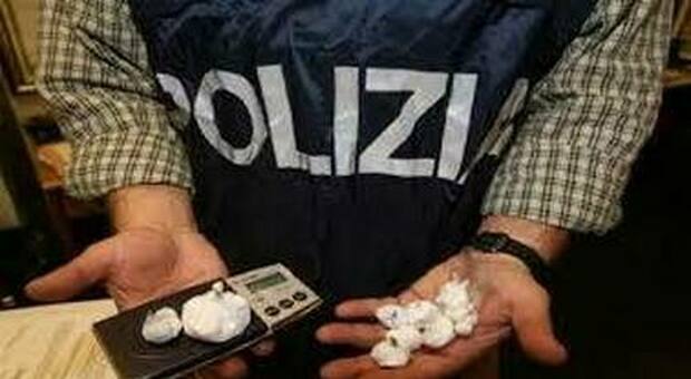 Napoli: spaccio di cocaina in casa, il palazzo controllato con telecamere