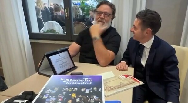 Russell Crowe e il Sindaco di Ascoli Fioravanti a Sanremo: insieme alla cittadinanza ecco la targa speciale e doni piceni