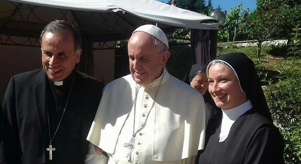 Papa Francesco tra il vescovo e suor Angela
