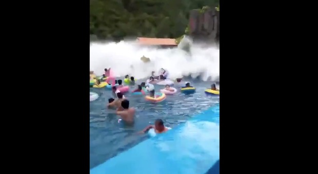 Choc in piscina all'acquapark, onda anomala travolge i bagnanti: numerosi feriti VIDEO